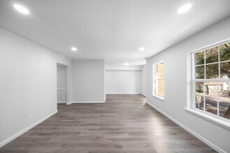 Building Photo - 353 N Post Oak Ln