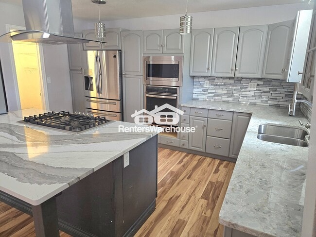 Building Photo - 999 Castlewood Dr