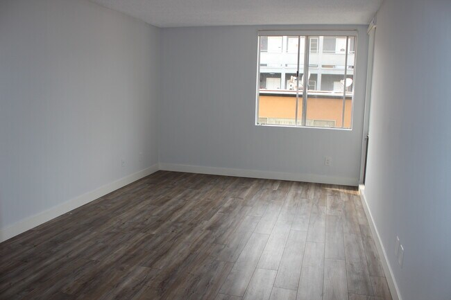 Building Photo - 1122 6th St