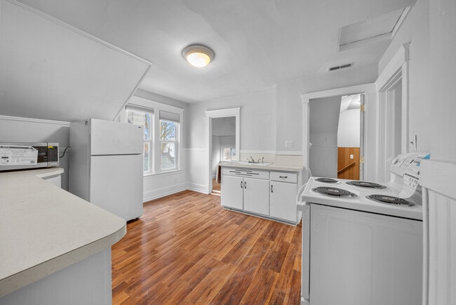 Foto del edificio - 1033 Helen St NE