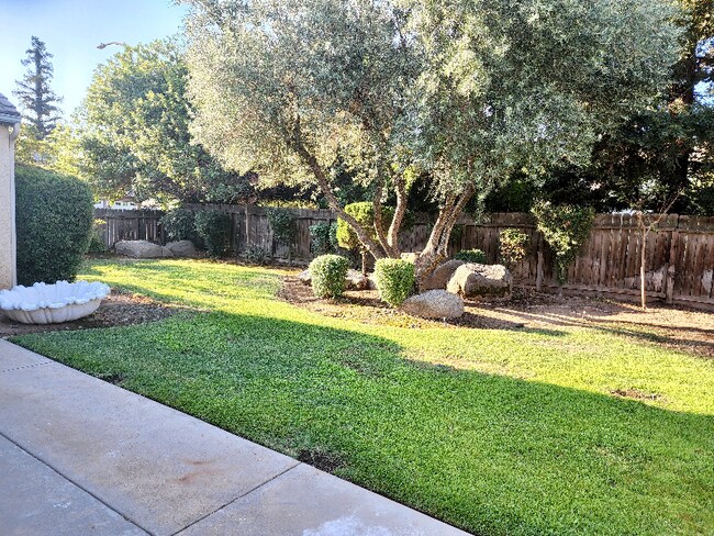 Building Photo - 1653 E Emerald Ave