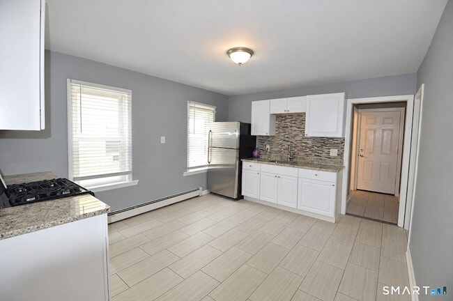 Building Photo - 807 Brewster St