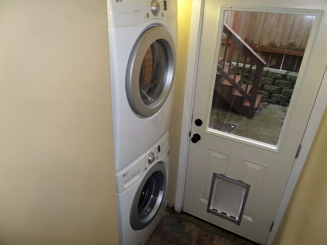 Building Photo - Incredible LARGE 2-Bedroom Townhouse in Fa...