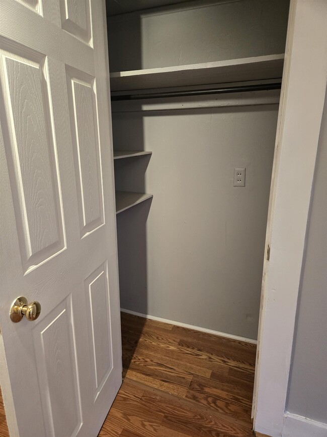 Building Photo - 207 Pine St