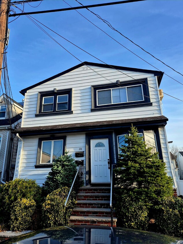 Foto principal - 726 Golden Ave