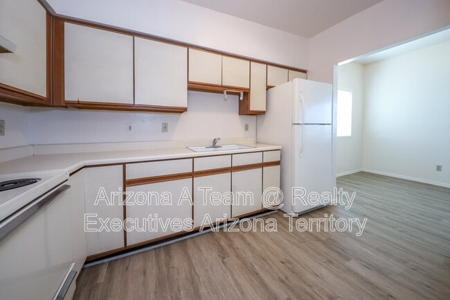 Building Photo - 312 E 24th St