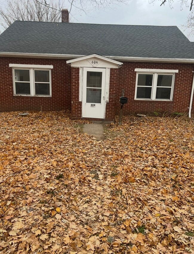 Building Photo - 604 E Oak St