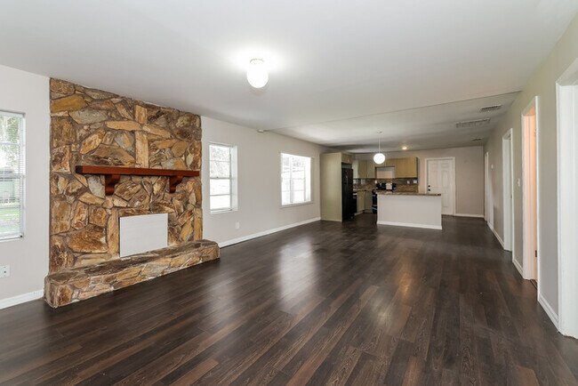 Foto del edificio - 4BR 3BA Bungalow