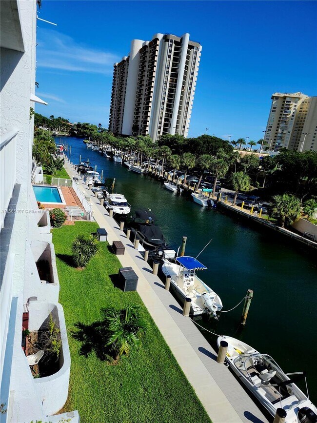 Foto del edificio - 1650 NE 115th St