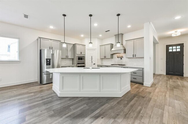 Building Photo - 16823 Seminole Ridge Dr