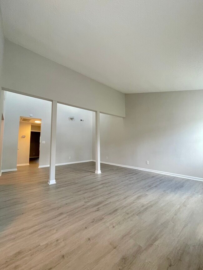 Foto del edificio - UPDATED 2BED/1BATH TOWNHOME IN TOWN CENTER...