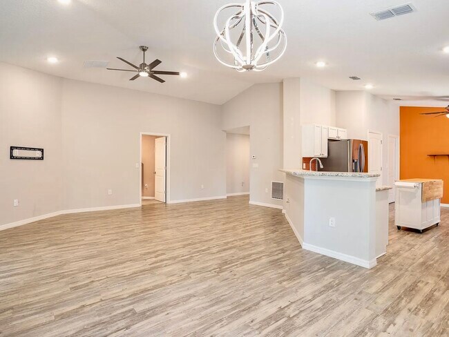 Building Photo - 348 Sandcrest Cir