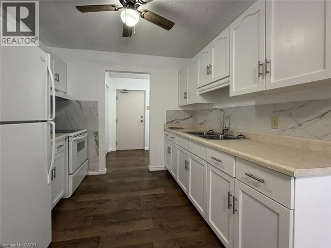 Building Photo - 470 Elizabeth St E