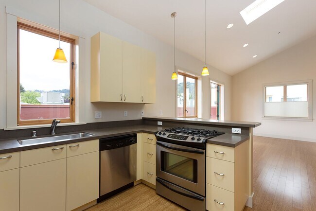 Foto del edificio - Available Unit In The Heart Of Elmwood!