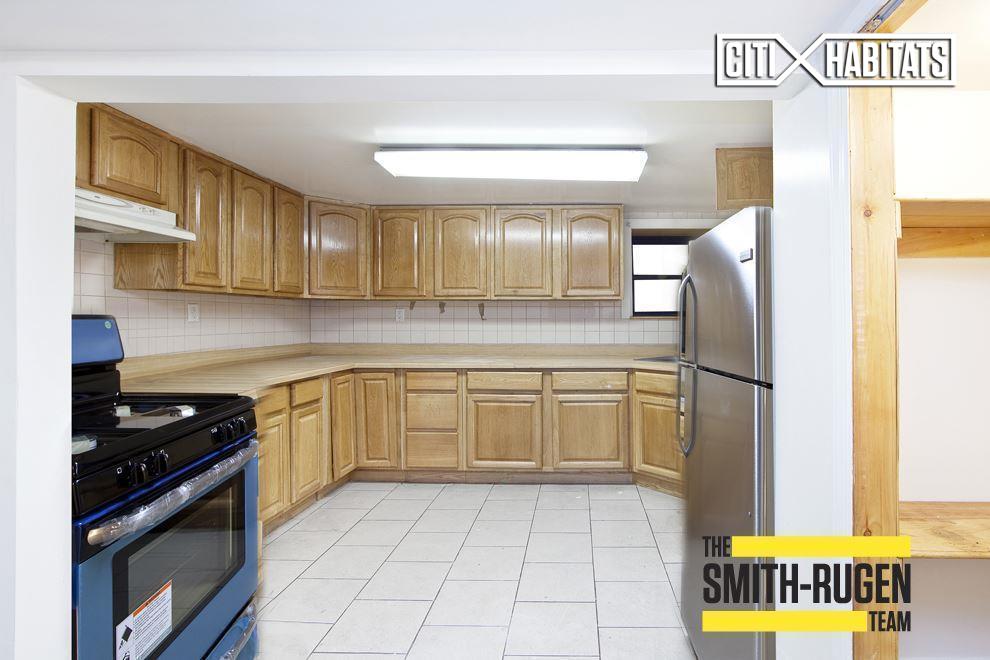 Foto principal - 355 E 10th St