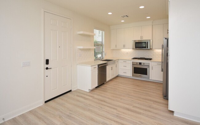 Building Photo - Great 4 Bedroom Condo!