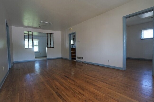 Building Photo - 258 3rd St