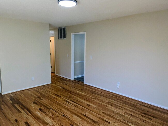 Foto del edificio - 1028 Gales Ave