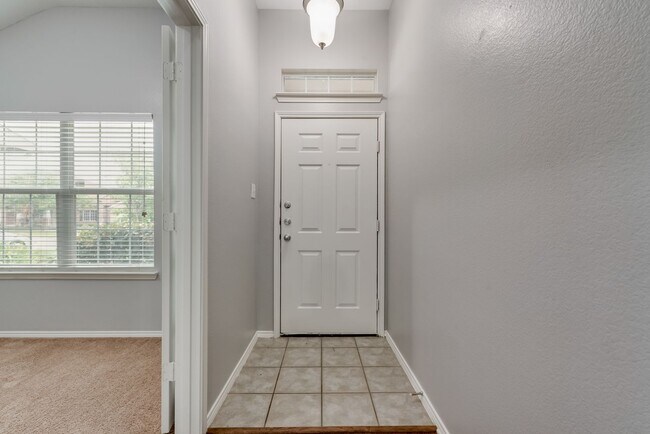 Building Photo - Charming 3-Bedroom Home with Spacious Livi...