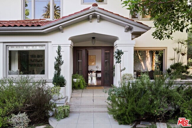 Foto del edificio - 2027 Canyon Dr