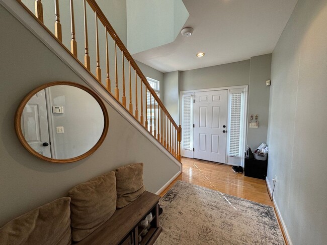 Building Photo - Gorgeous 3 Bed Bed 2/2 Bath End-Unit Townh...