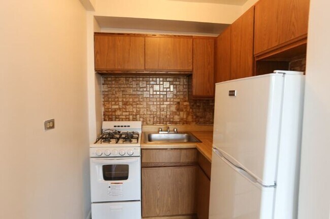 Building Photo - 739 W Belmont Ave