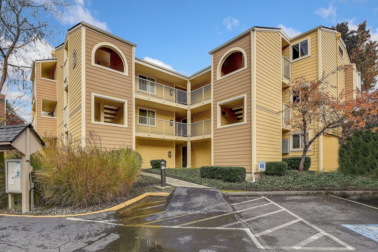 7368 W Lake Sammamish Pky NE Unit 2105, Redmond, WA 98052 Condo for