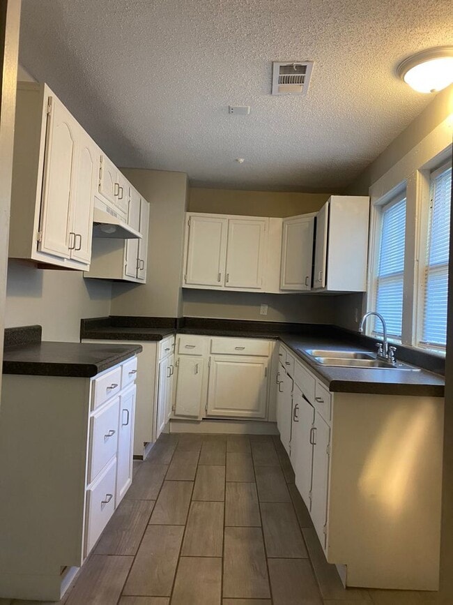 Building Photo - Spacious 3BR/2BA - Move-In Ready!