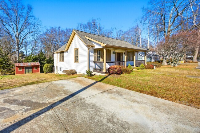 Building Photo - 209 W Shadburn Ave