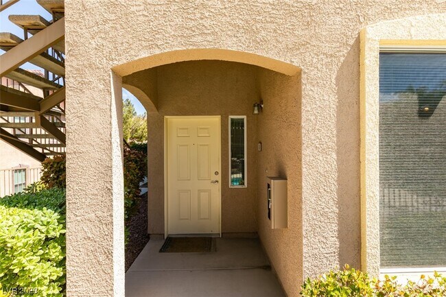 Building Photo - 2305 W Horizon Ridge Pkwy