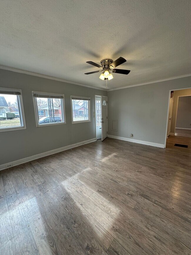 Building Photo - 3 Bedroom Single Family Home