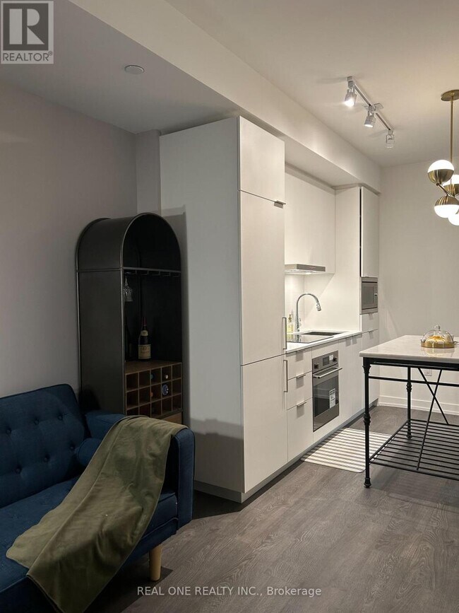 Building Photo - 8 Olympic Gdn Dr