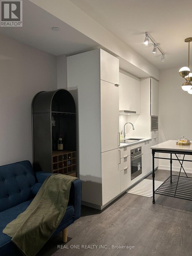 Photo du bâtiment - 8 Olympic Gdn Dr