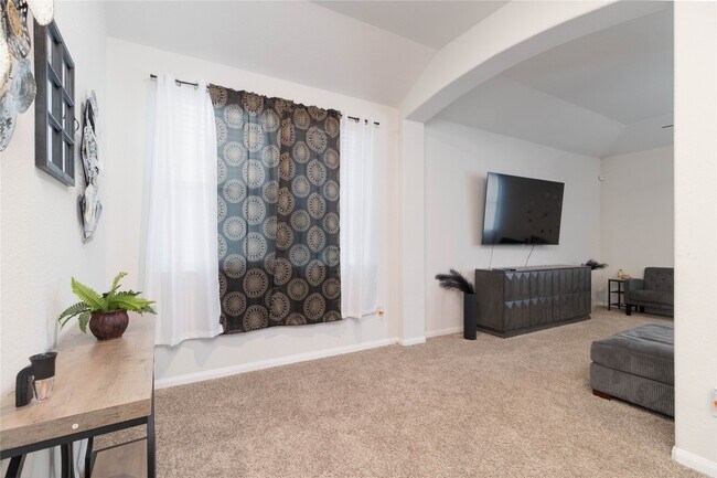 Building Photo - 2209 Cedar Vly Dr