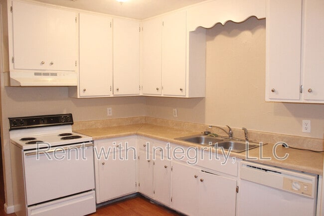 Building Photo - 1550 Blountstown St