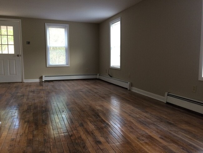 Building Photo - Economical twin home with great natural light, fresh paint, yard, creek