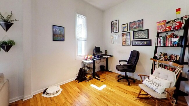 Building Photo - Recently Rehabbed Wrigleyville Two Bed Two...