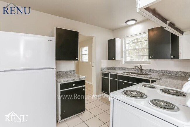 Foto del edificio - Now Available!