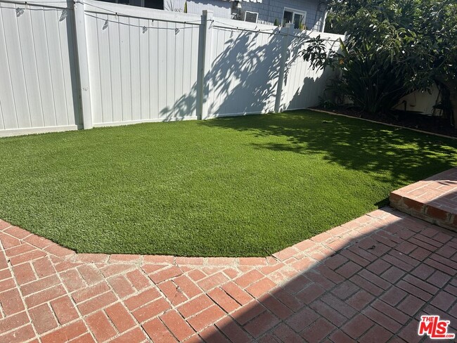 Foto del edificio - 1444 Yale St