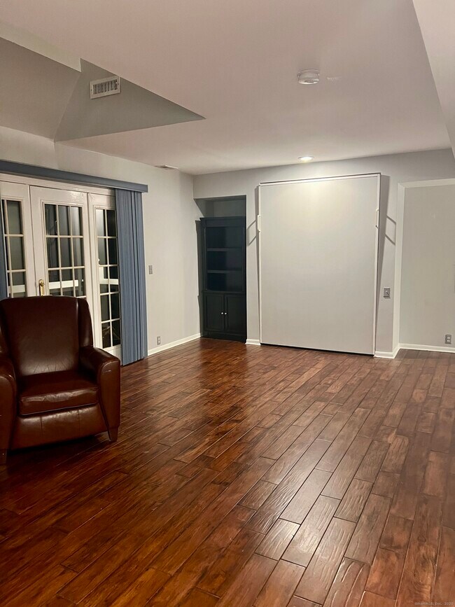 Foto del edificio - 523 Old Pond Ln