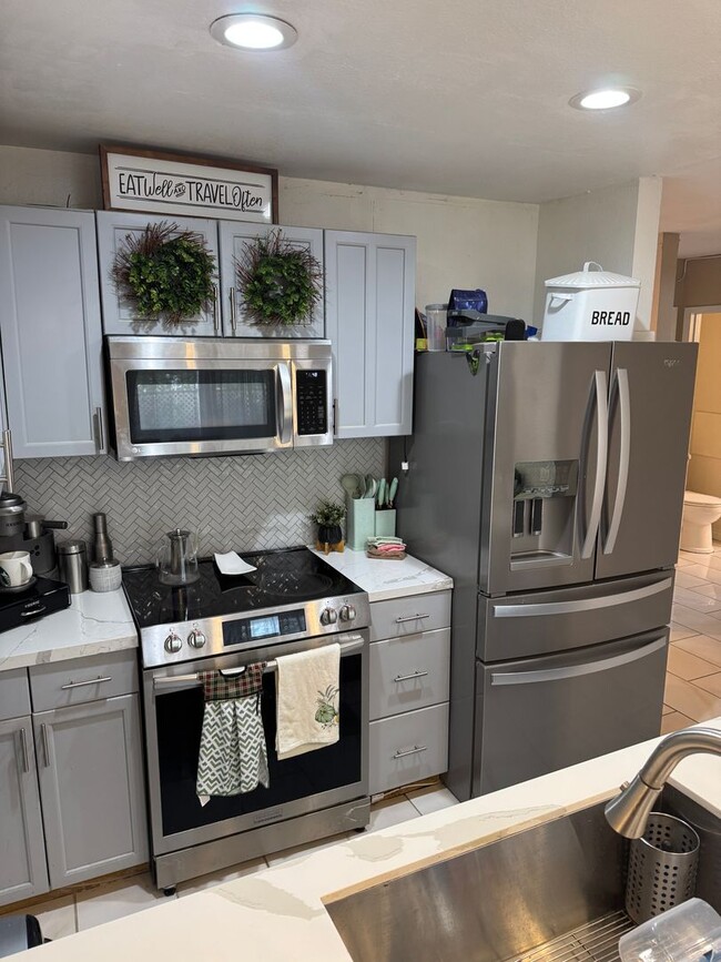 Building Photo - 2 Bed | 1 Bath | In-unit Laundry | Private...