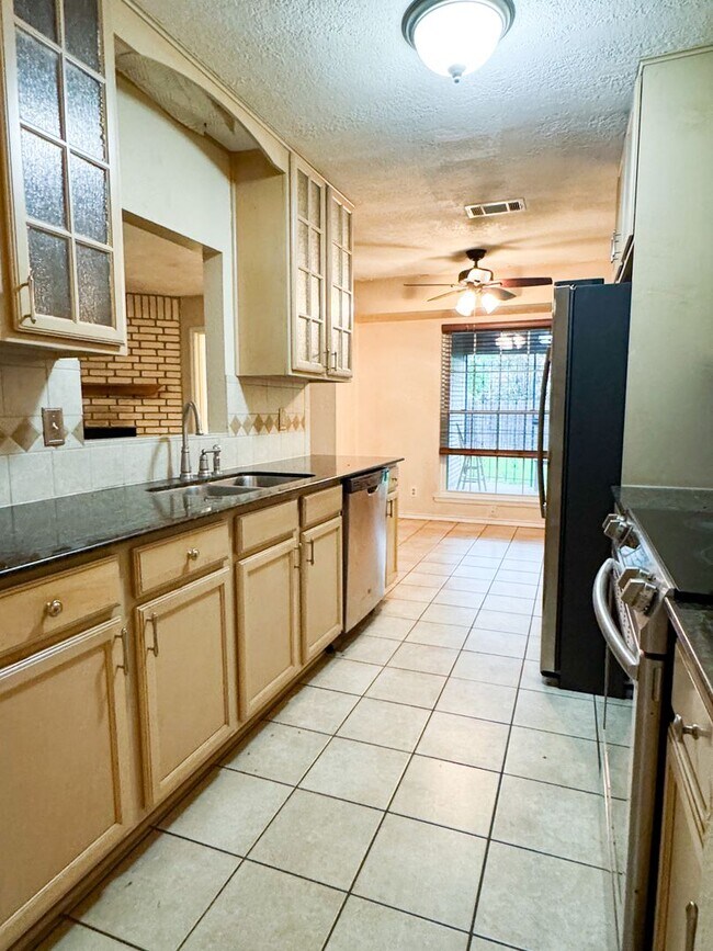 Building Photo - Adorable home on Corner Lot