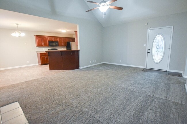 Building Photo - Pet Friendly Three Bedroom!