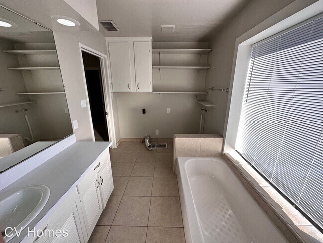 Foto del edificio - 4 br, 2 bath House - 111 W. Harvard Ave.