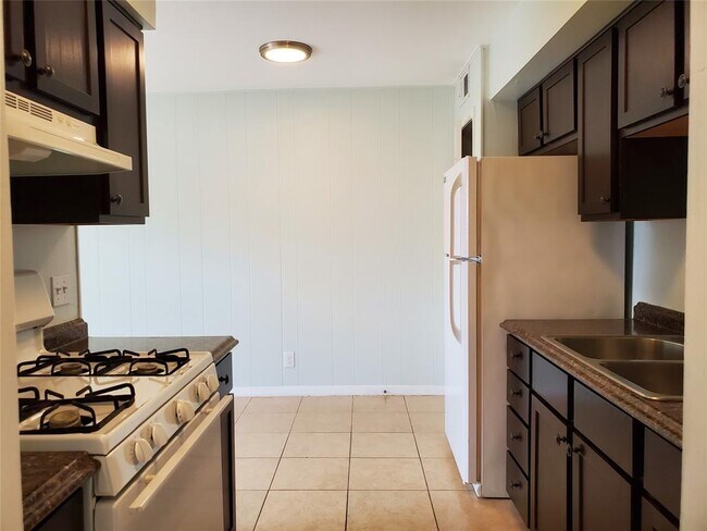 Building Photo - 2208 Mission Hill Dr