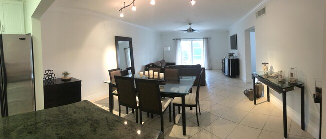 Building Photo - 200 E Royal Palm Rd