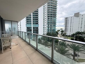 Building Photo - 1300 Brickell Bay Dr