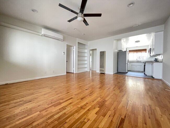 Foto del edificio - 7855 W Manchester Ave