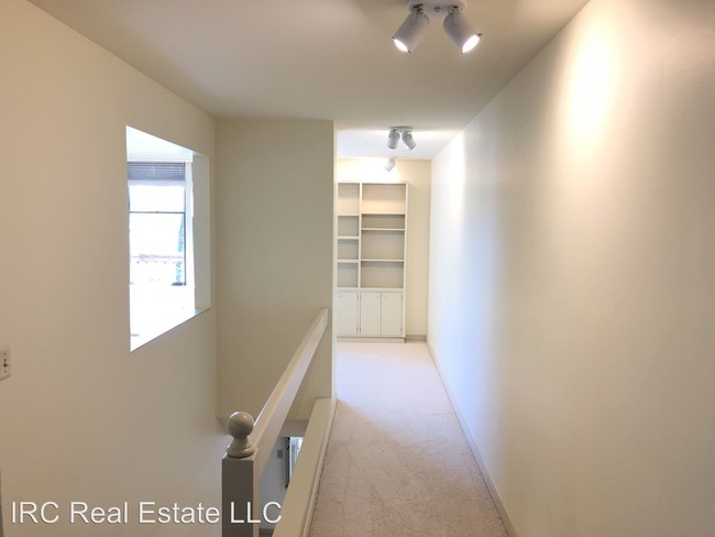Building Photo - 1 br, 1.5 bath House - 4880 SW Slavin Rd
