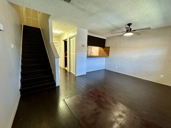 Foto del edificio - 8915 McPherson Rd
